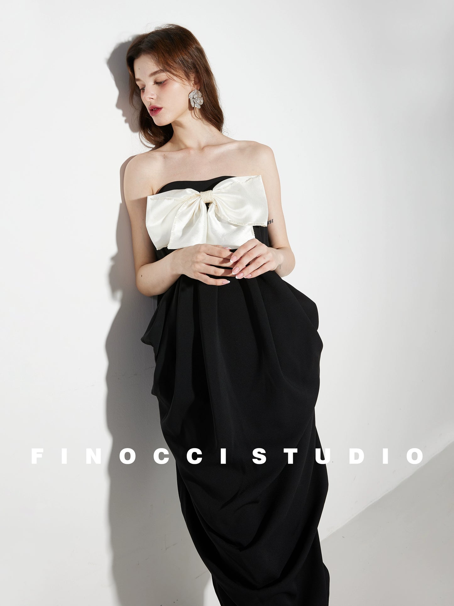 FINOCCIは、スイートハートラップスカートで飾られた新しい春のテーラーメイドの取り外し可能なリボンビーズスカートです