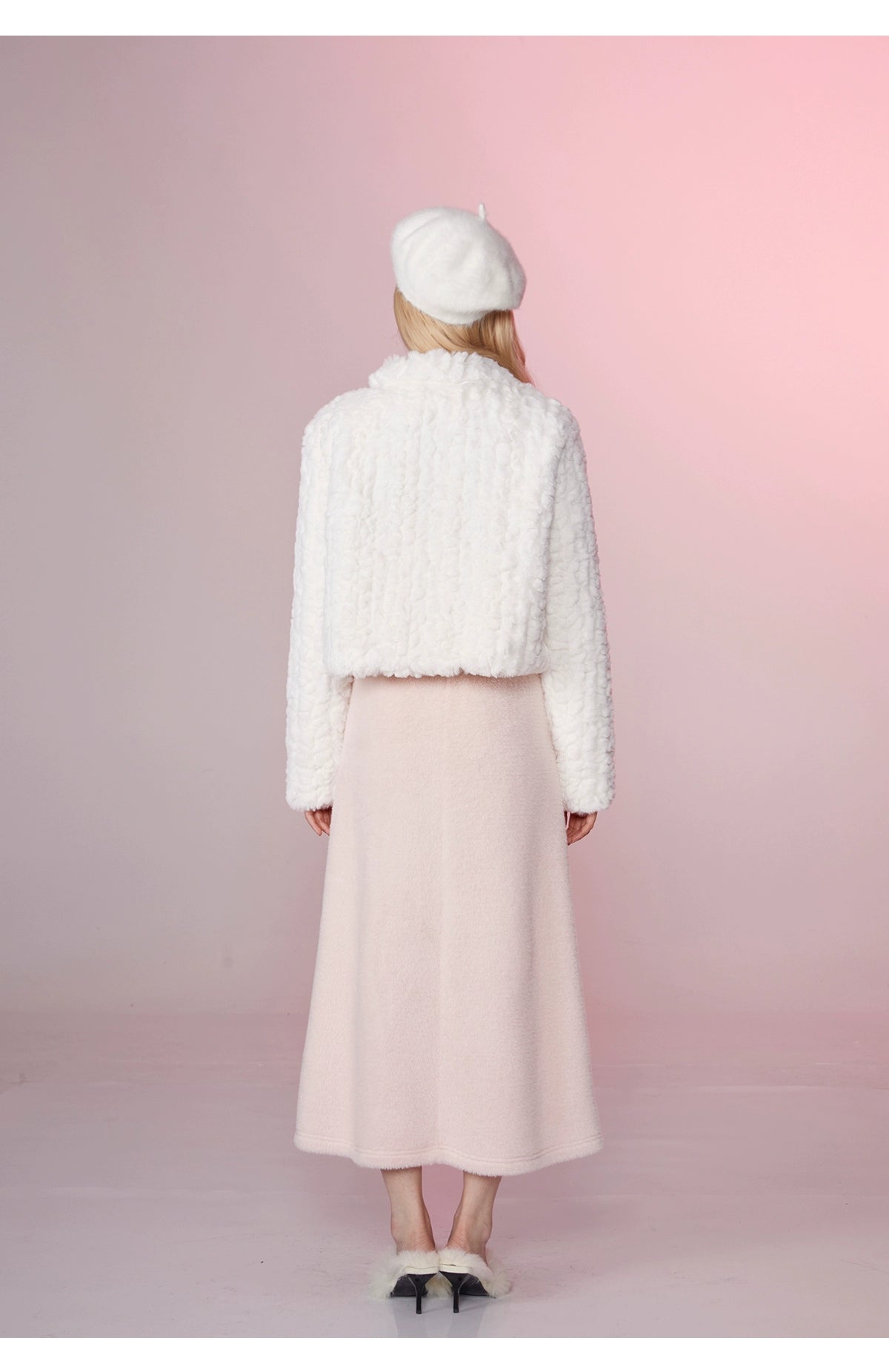 GirlyFancyClubの行儀の良い気質愛のボタンとクリーミーな白いラムウールの襟ふわふわのショートコート