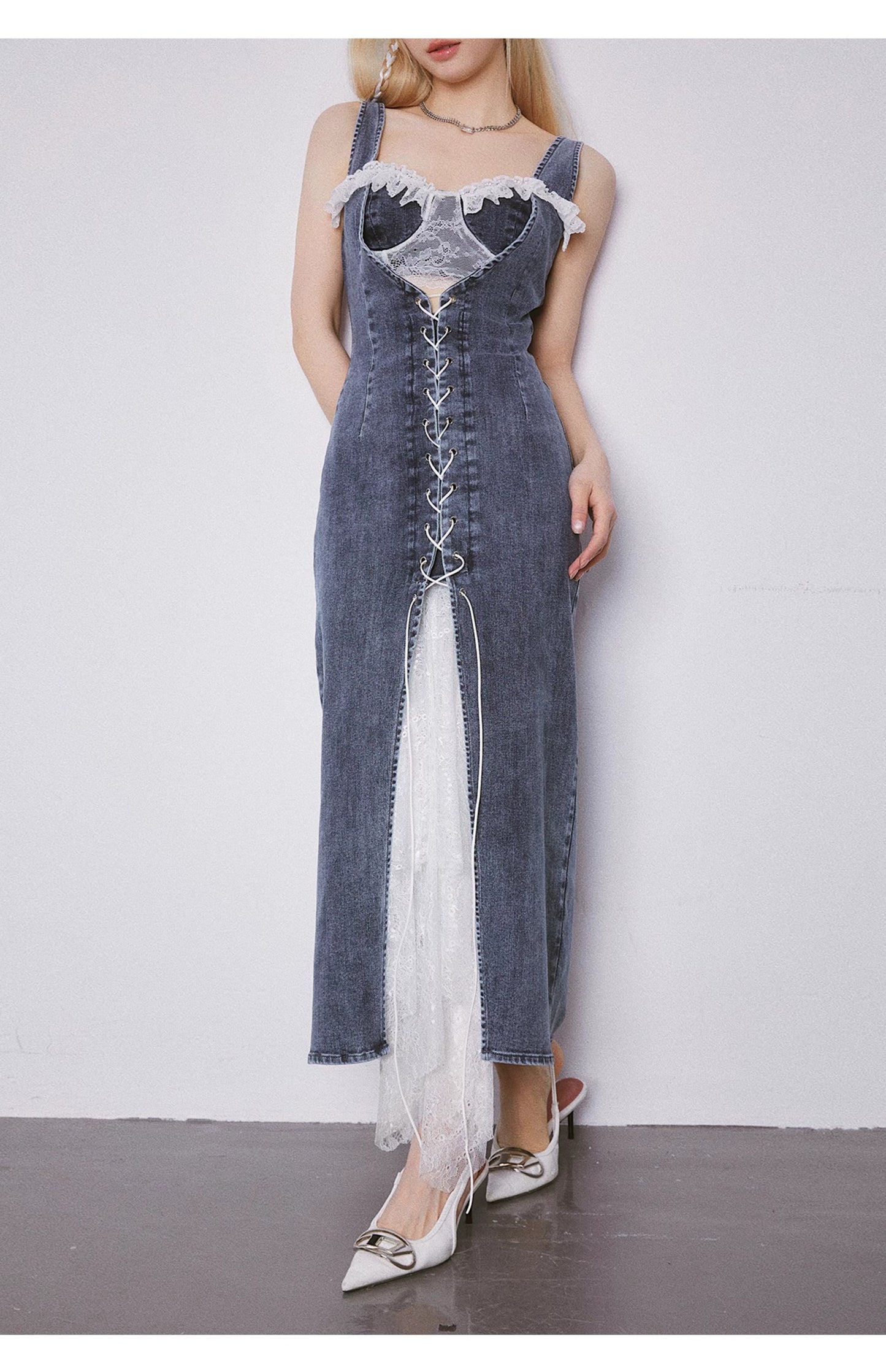 GirlyFancyClubのオーラクイーンの見事なレースパネルレースアップスリムフィットスリットデニムマキシドレス