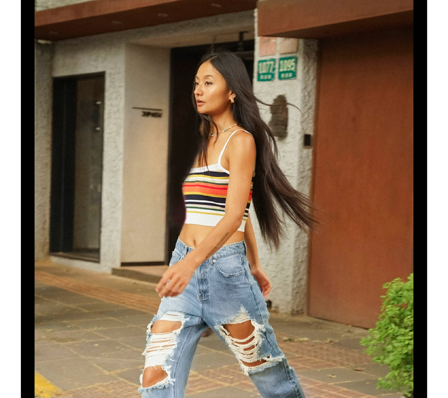 TR彼女ホット渋谷ベイブスライトブルーウォッシュ破れたパンツミッドライズストレート薄いベイビーパンツジーンズ