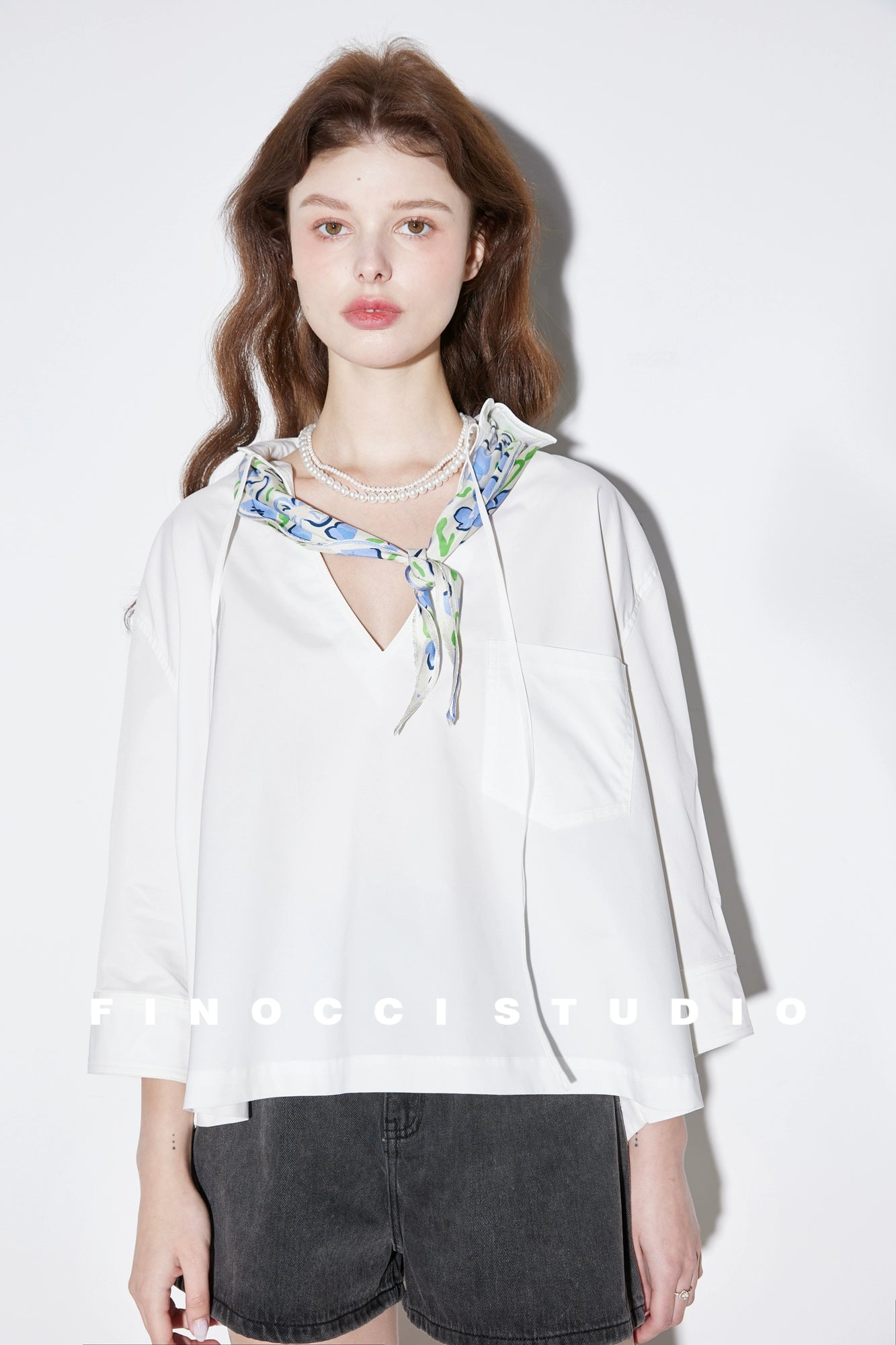 FINOCCIはゆったりとしていて、カットが広く、綿はしわになりにくく、ネクタイは頻繁にあり、長袖のゆったりとしたシャツも女性らしいです