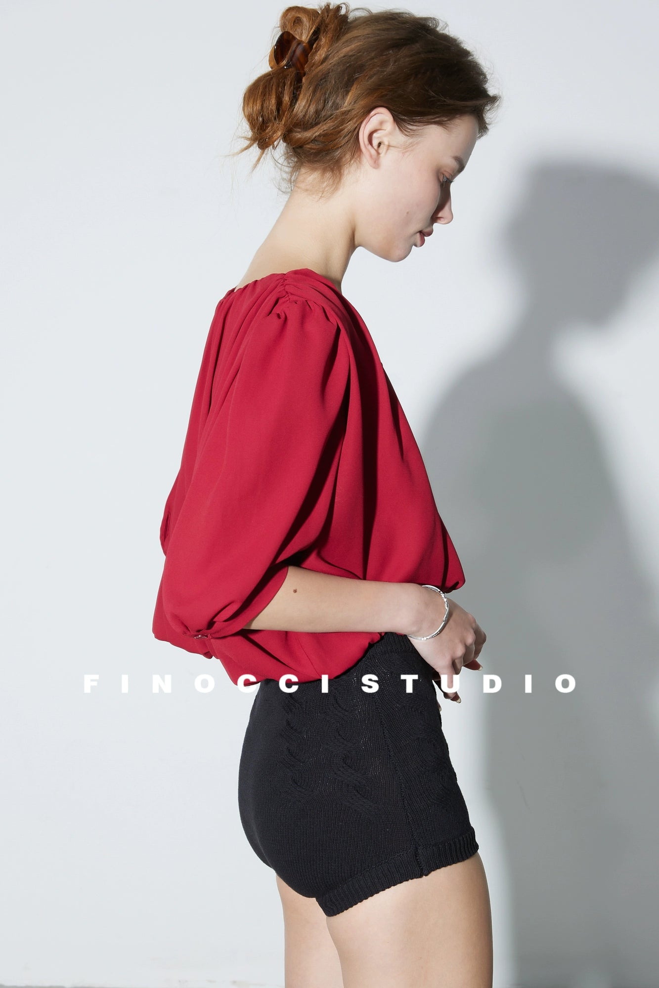 FINOCCI2024夏:フレンチ早朝のシェルボタン、ロマンチックなフロントとバックのプリーツ、シアーで優しい、バイ、用途の広いシャツ