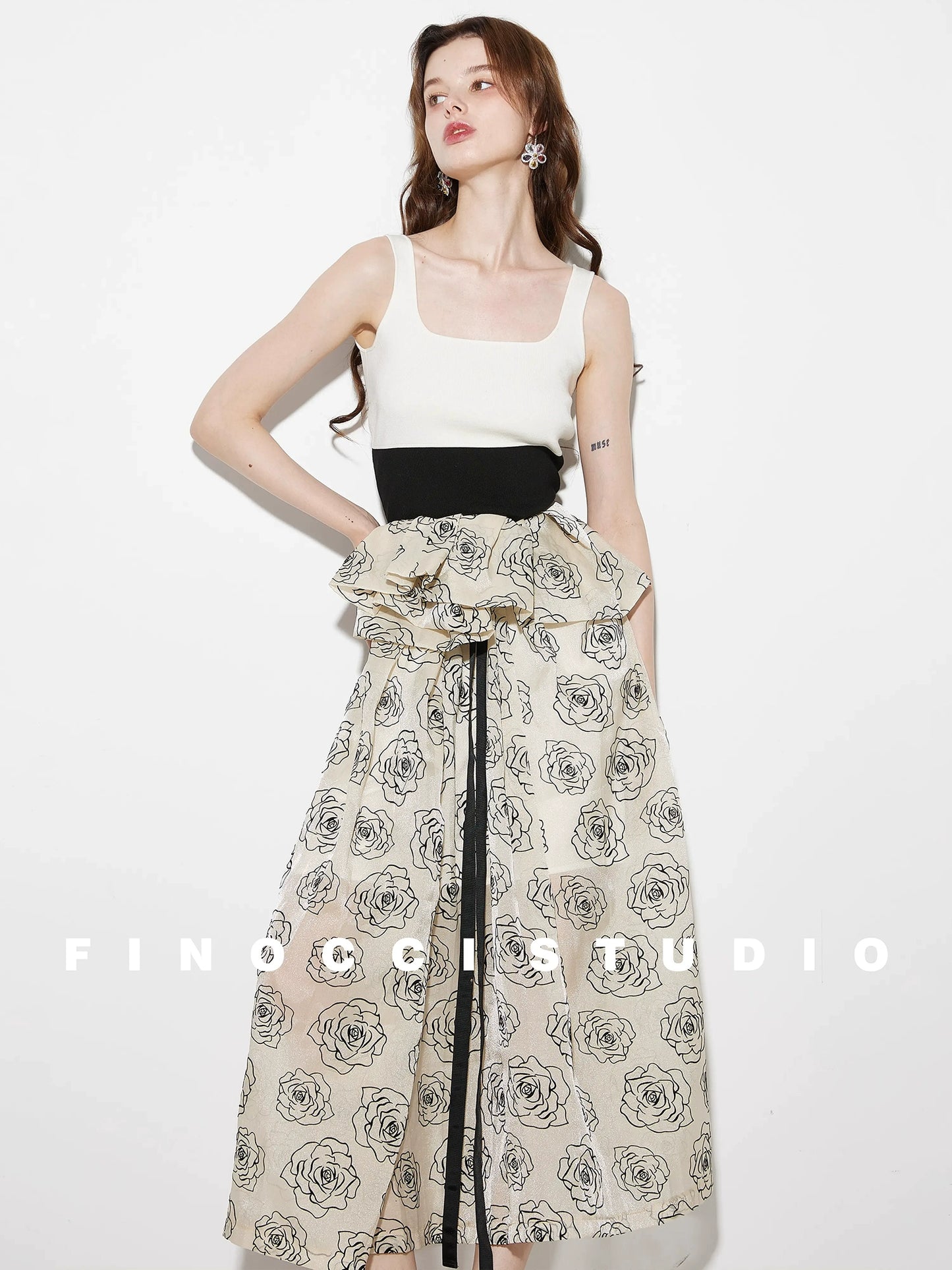 FINOCCI秋の新しいスタイルのスティックペンローズ植毛大きなスイングスカートのデザインセンスプリント気質スカートの女性