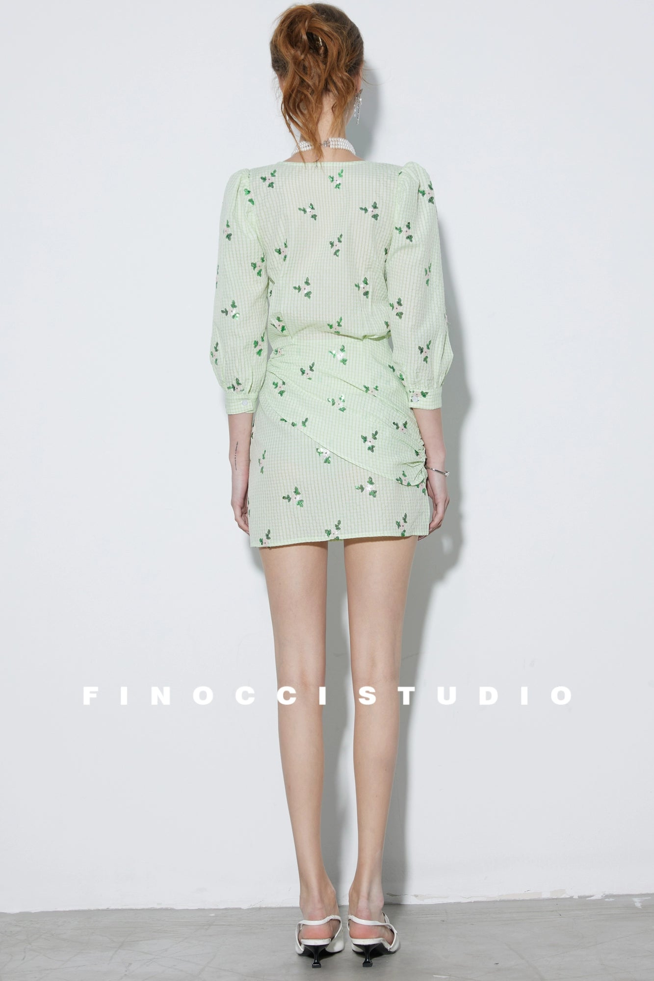 FINOCCIシカモア地区ロマンチックな秋前の刺繍スパンコールは、長い脚の細い女性らしさのファッションショートドレスを示しています