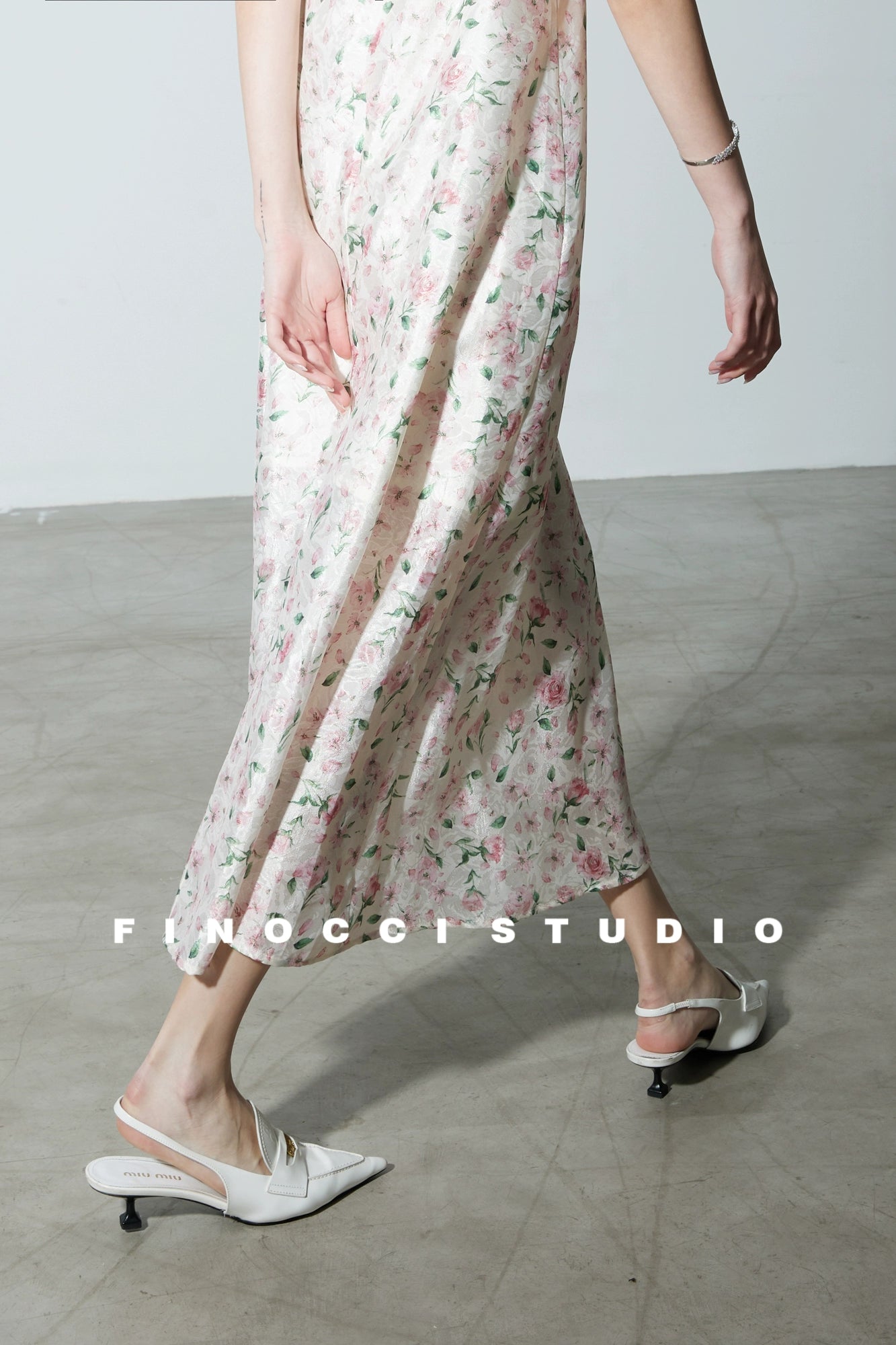 FINOCCIドリームヴィーナスローズ繊細な娘は、ベルベットの弓の雰囲気の人目を引くサンドレスを輸入しました