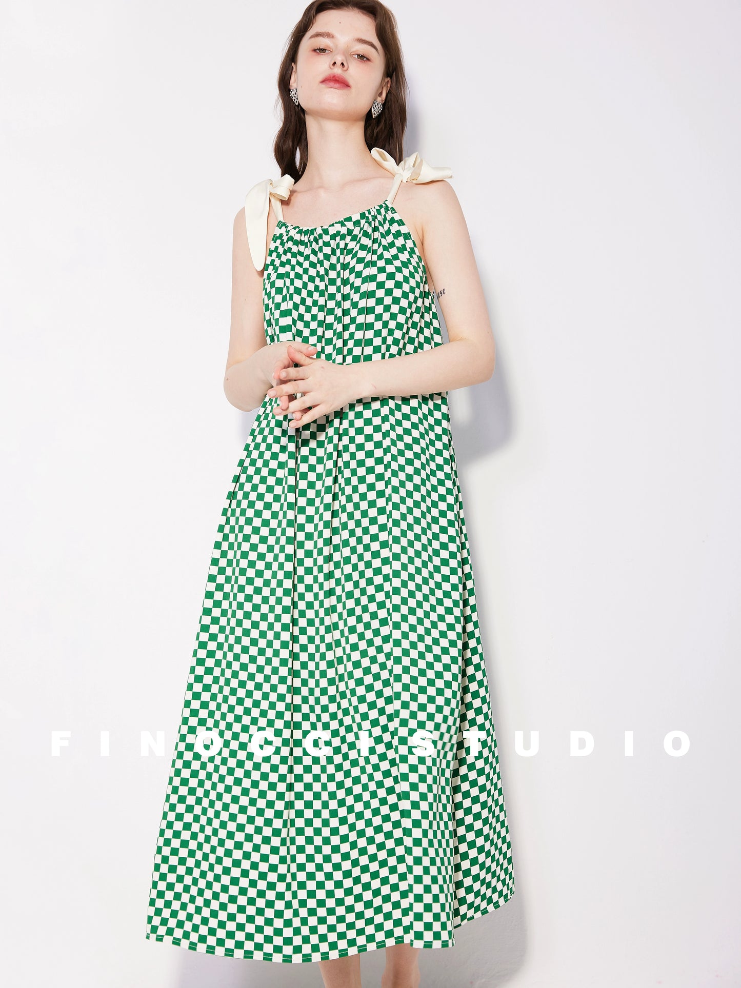 FINOCCI|市松模様のシルエットが対照的なレースアップスカートの新作サマーリゾートスタイルのルーズワンピースは高級感があります