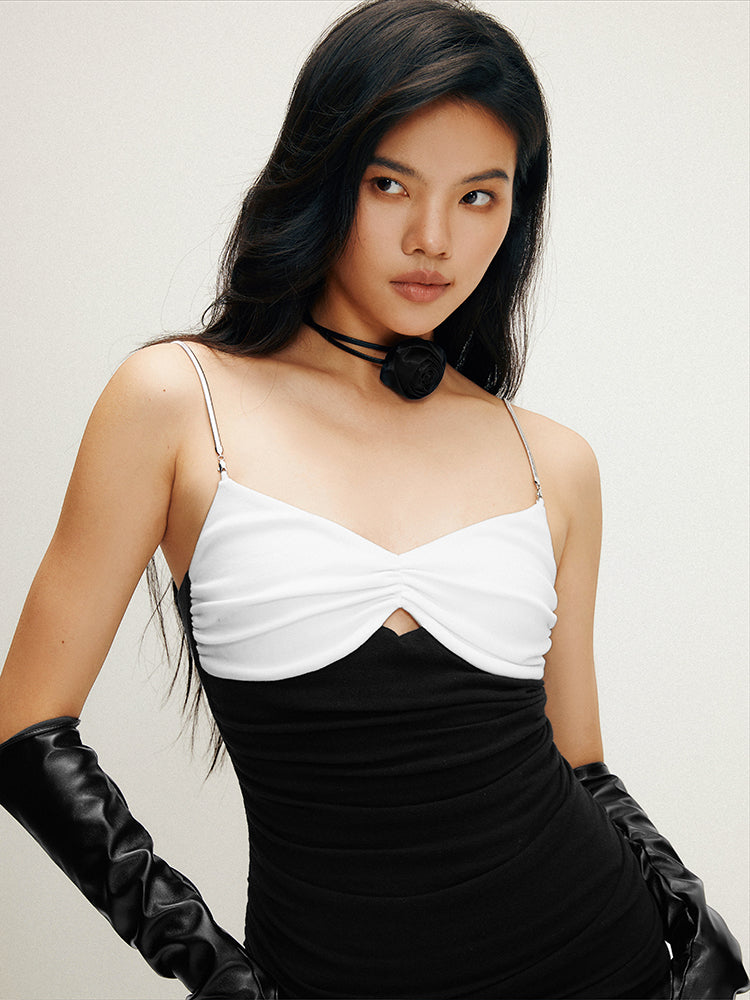 TR Her Hot Oreoのブラック&ホワイトのスリムスカートにフリルパネル、コントラストの効いたカットアウトパーティードレス