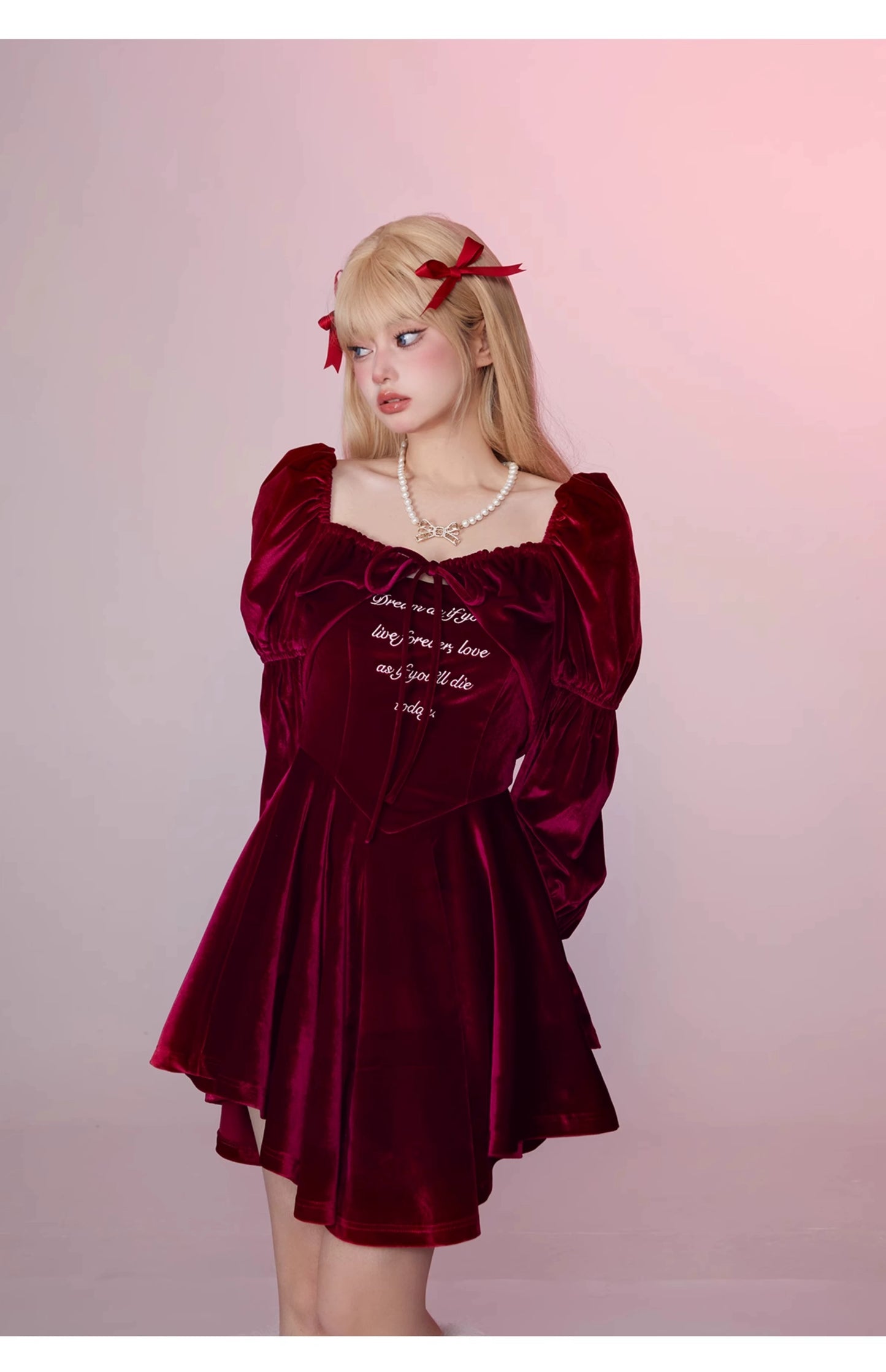GirlyFancyClubのクリスマス大晦日の衣装は、ヴィンテージの赤いウエストベルベットのドレスとツーピースのプリンセスドレスです