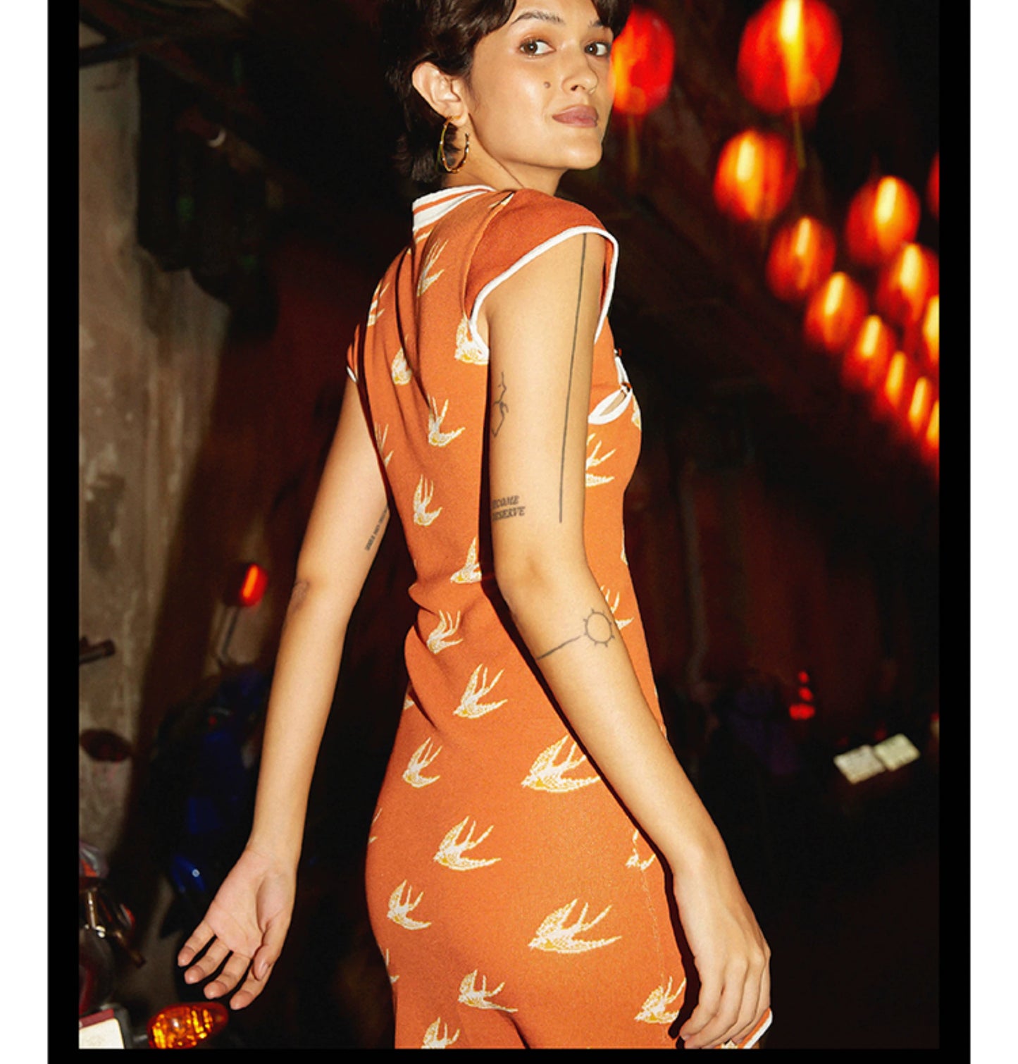 TR彼女ホットチュンリスカートブルーオレンジジャカードニット新しい中国のショートラップヒップスリットカットアウトドレス