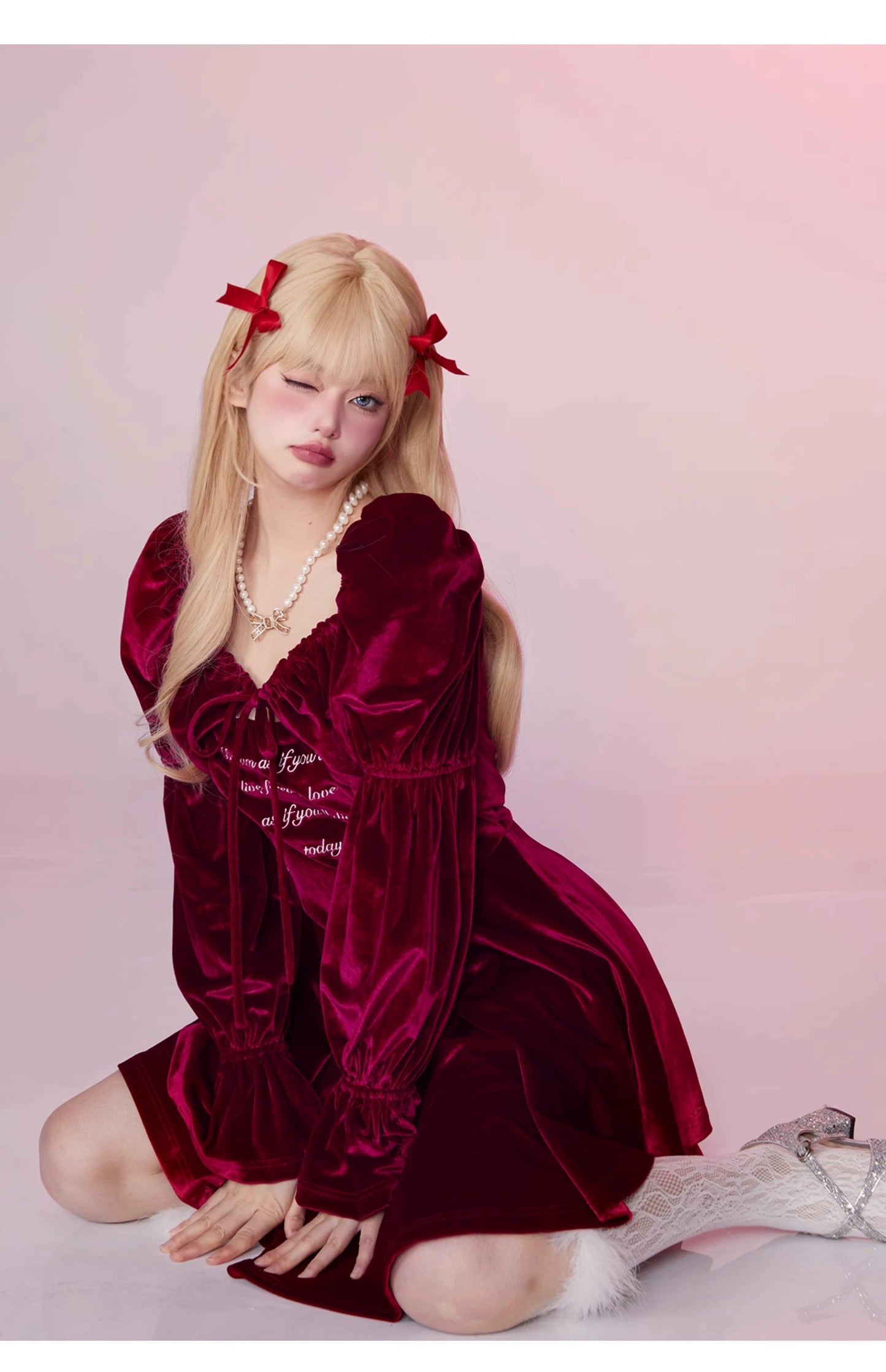 GirlyFancyClubのクリスマス大晦日の衣装は、ヴィンテージの赤いウエストベルベットのドレスとツーピースのプリンセスドレスです